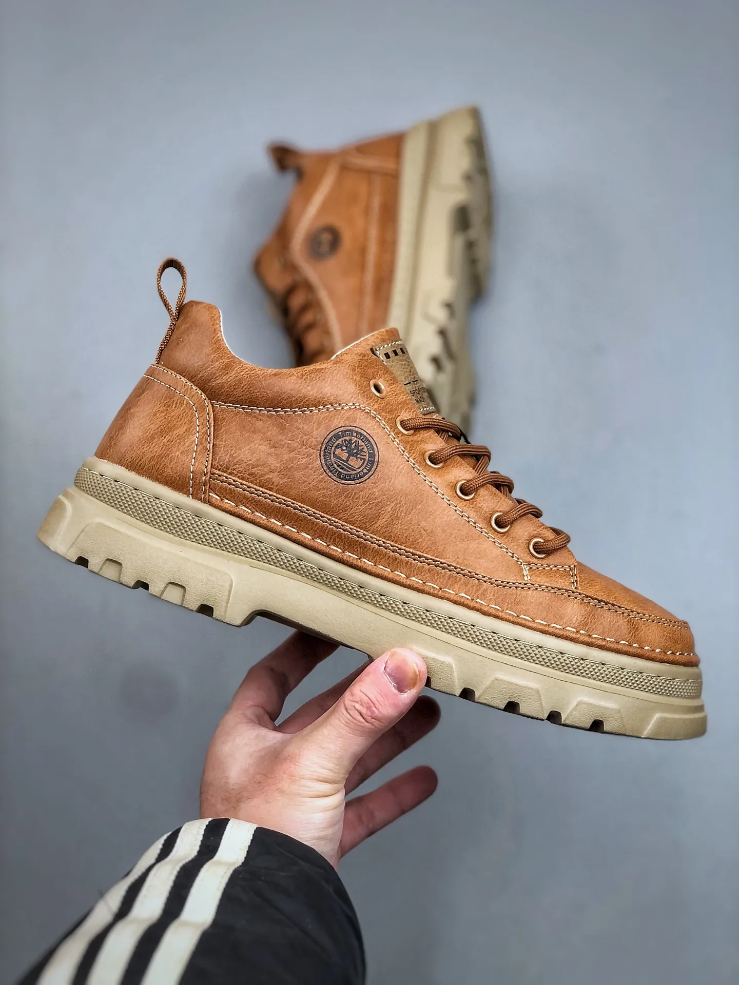 Local pick-up💰 520 supports store Timberland/Timberland classic 25ss new mid-top (plus velvet) classic re-engineered brand new upgrade Guangdong factory quality original box original packaging The fabric is made of top Italian frosted cowhide with anti-odor and anti-corrosion genuine leather latex insoles to give you a perfect wearing experience quality and durable, a must-have for sportsmen Specially designed to treat those who are not handsome High-quality feet with first-class feel Exclusive supply Official item number: TB23066 Size: 39 40 41 42 43 44